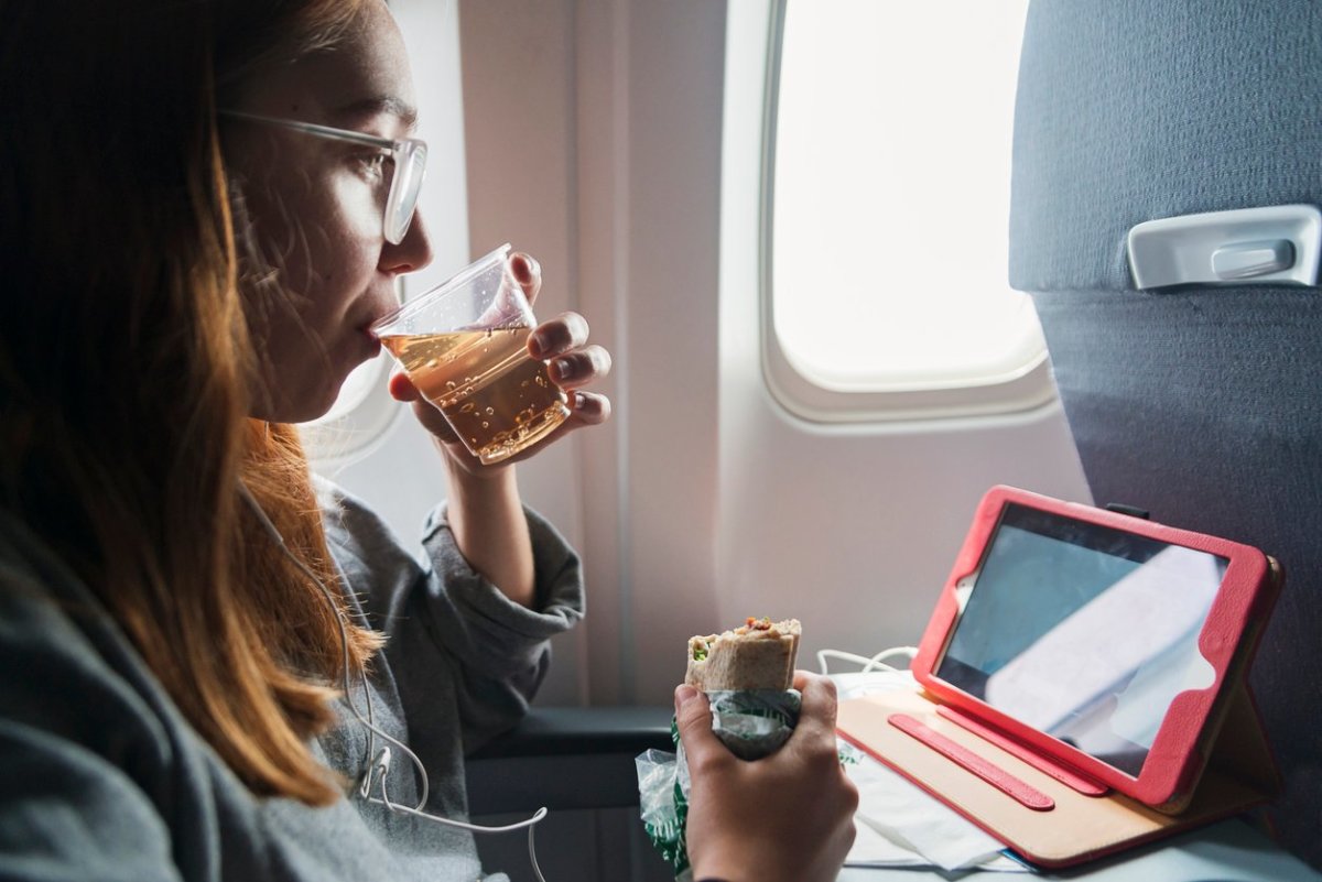 飛行機にスナックは持ち込めるか